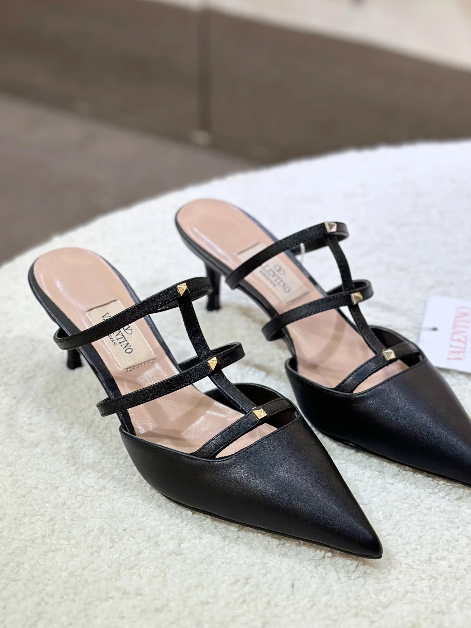 👟👟Ex-factory price 540👟👟 🛒 VALENTINO 2024 latest ROCKSTUD rivet decorated three-strap back hollow sandals🔥🔥🔥 🕳️🕳️🕳️ ●━━━━━━─────────✔Exclusive original 1-1 development, no product without original version (made entirely of genuine leather🉑️Shop around) 〰 ɪɴѓᴏʀᴍᴀᴛɪᴏɴ 〰 Buckle: Pyramid rivet 0.5X0.5 hardware Material: calfskin + pyramid rivets Lining: full-grain sheepskin Outsole: Italian through-dyed cowhide Midsole: Italian original craft material Process: computer stitching, machine shaping Heel height: 6.0cm Color: black, off-white, apricot powder Ready stock code: 35 36 37 38 39 Ready stock Customized code: 34 40 41 No return or exchange